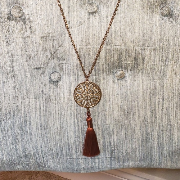 Gold/bronze tassel necklace - Picture 2 of 2